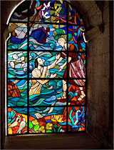 Glasfenster in der Vorhalle zum Kirchenschiff auf der Marieninsel
